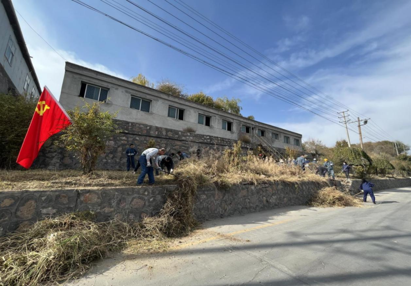 有工投黨員干部、團(tuán)員青年的耕耘那處便是公司最美麗的一角-----物產(chǎn)工投公司開(kāi)展環(huán)境專項(xiàng)整治主題黨日、團(tuán)日活動(dòng)